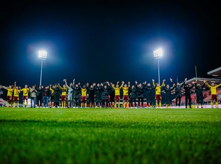 Děkovačka sparťanského týmu po výhře nad Pardubicemi