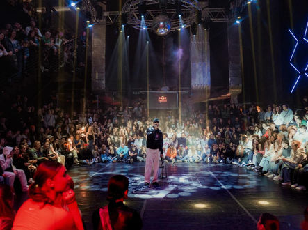 Atmosféra Dance Floor Attack - zaplněný klub MOOD