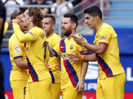 Útočný trojzubec Barcelony slavící gól na 1:0