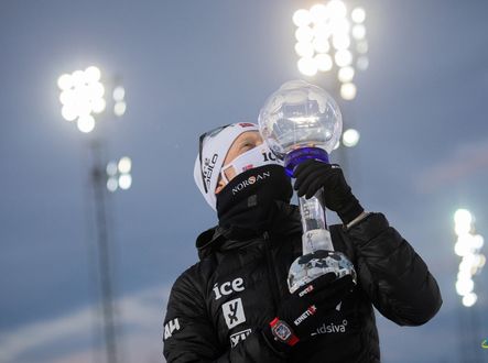 Johannes Thingnes Bö potřetí získal velký křišťálový glóbus. 