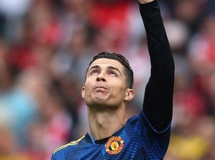 Ronaldo oslavuje gól zdvižením prstu k nebi