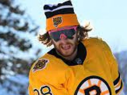 David Pastrňák při utkání pod širým nebem