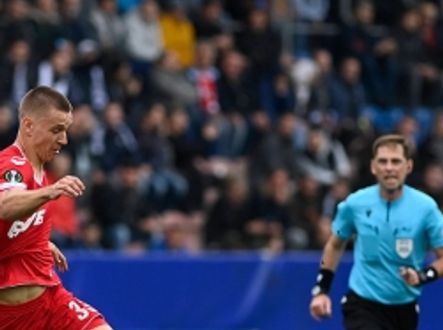 Vlastimil Daníček v obranném souboji s Florianem Dietzem