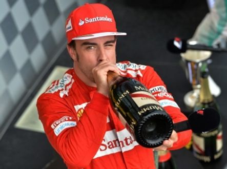 Slavící Fernando Alonso ještě v barvách Ferrari