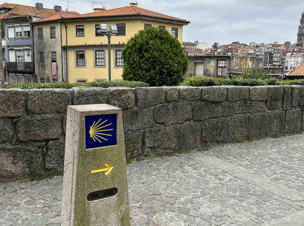 Ukazatel směru na Camino de Santiago