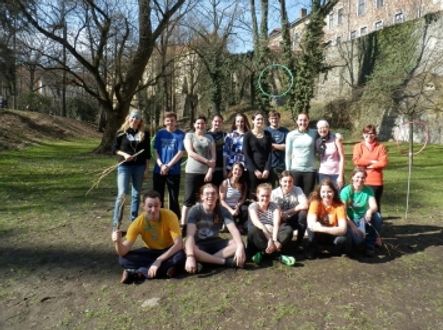 Původní olomoucký tým. Jeho zakladatelka je uprostřed v pruhovaném tričku