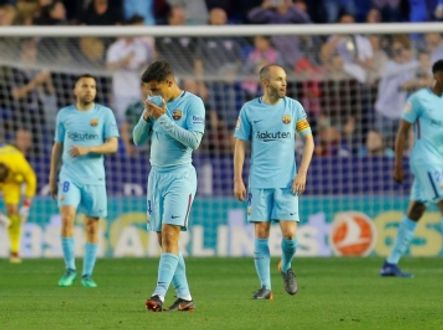 Zklamaní hráči Barcelony po zápase