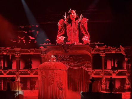 Lady Gaga v Palau Sant Jordi v Barceloně během písně Bloody Mary