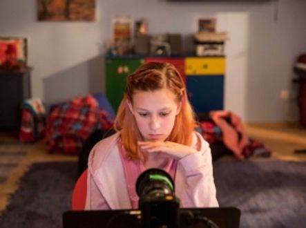 Herečka komunikující se sexuálním predátorem v roli dvanáctileté dívky