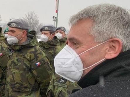 Andrej Babiš předal vybraným vojákům medaili Karla Kramáře