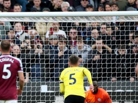 Manuel Lanzini srovnává z penalty na 1:1