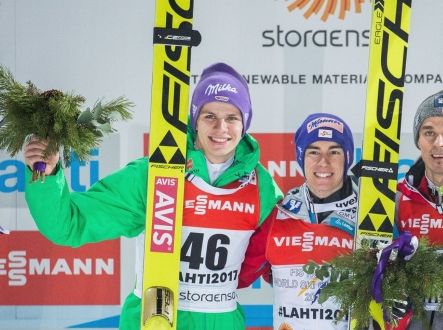 Trojice nejlepších skokanů ze závodu na velkém můstku z Lahti. Uprostřed Stefan Kraft z Rakouska, vlevo Němec Andreas Wellinger, vpravo bronzový Piotr Žyla z Polska.