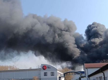 Kouř vycházející z areálu Toma