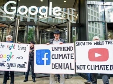 Aktivisté protestující před společností Google v Londýně