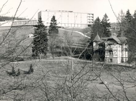 V popředí se nachází lázeňská vila Max z pera Dušana Jurkoviče, v pozadí hotelová budova pro rekreaci zaměstnanců Vítkovických železáren Klementa Gottwalda Ostrava. 