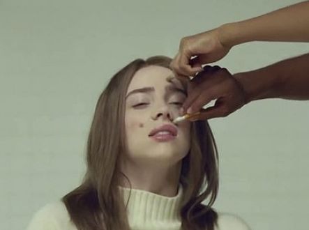 Cigarety pálící obličej zpěvačky