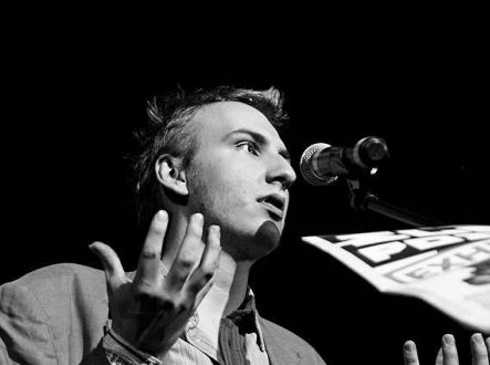 Anatolova první slamová exhibice, kterou rovnou vyhrál. To ho následně přivedlo k napsání hesla “Slam poetry” na Wikipedii. 