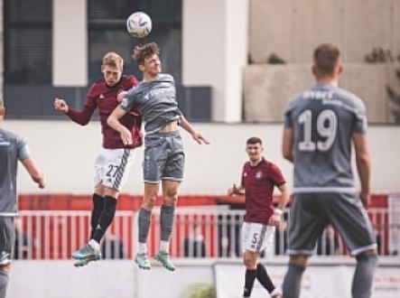 Hlavičkový souboj mezi Kryštofem Daňkem (vlevo) a Petrem Julišem (vpravo)