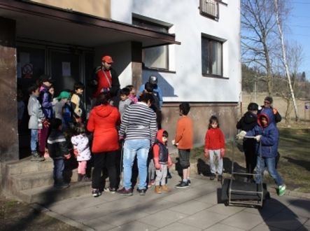 Skupina se chystá na úklid