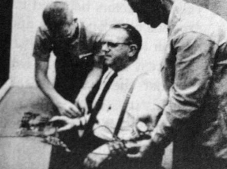 Připoutání žáka k židli.