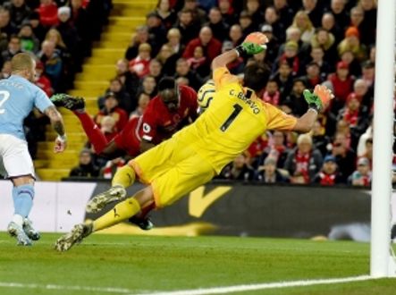 Sadio Mané překonává hostujícího brankáře Brava