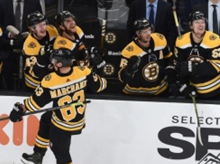 Brad Marchand se raduje ze vstřeleného gólu