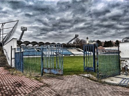 Velké stadiony působí na vesnicích i po letech velmi bizarním dojmem