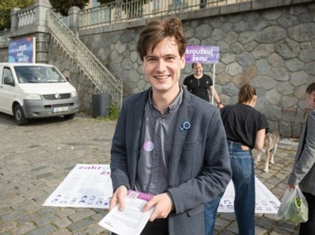 Mluvčí Zakroužkuj ženu Matouš Turek při happeningu na pražské náplavce u Vltavy