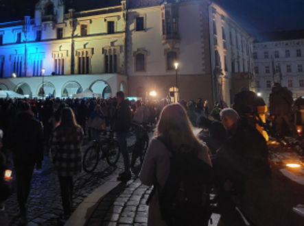 Lidé scházející se zpátky před radnici po olomouckém pochodu 