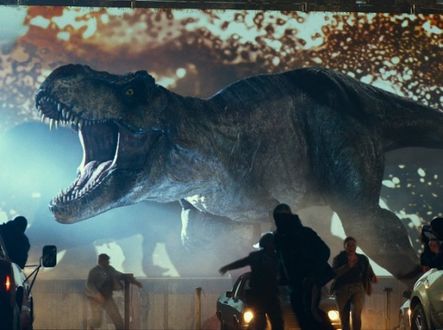 V novém filmu dinosauři nyní žijí společně s lidmi po celém světě a postupně ho začínají ovládat.