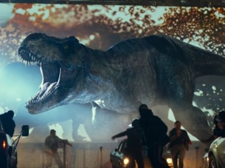 V novém filmu dinosauři nyní žijí společně s lidmi po celém světě a postupně ho začínají ovládat.