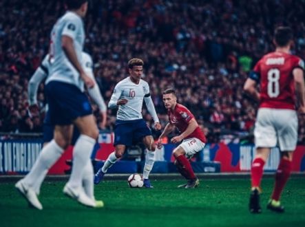 Angličan Dele Alli v souboji s Pavlem Kadeřábkem