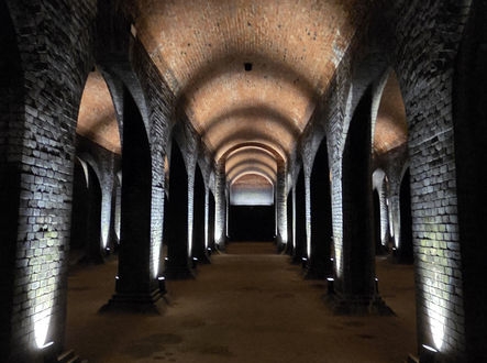 Vstup do vodojemů se nachází na ulici Tvrdého