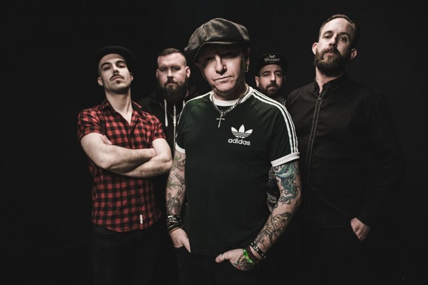 Frankie McLaughlin (vpředu) si bude za své chování muset hledat nové prozatimní angažmá.