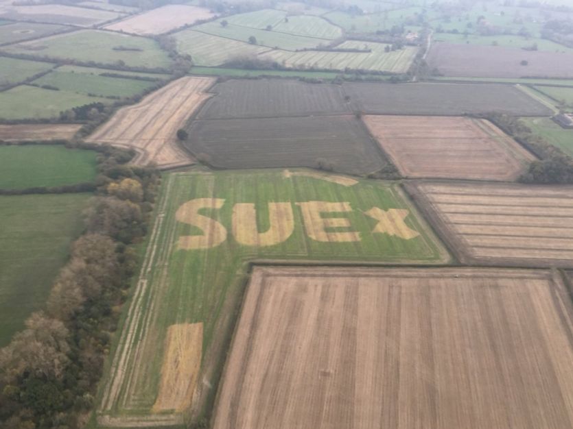 Fotografii se záhadným vzkazem pořídila bensonská policie poblíž silnice M40