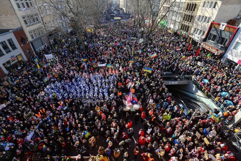 Protestů proti válce na Ukrajině se v Kolíně nad Rýnem účastnilo 250 000 lidí.
