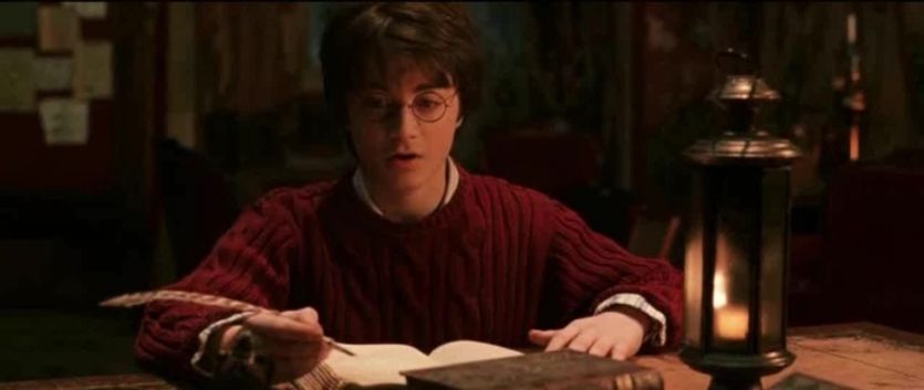 Harry Potter píšící do deníku Toma Raddla