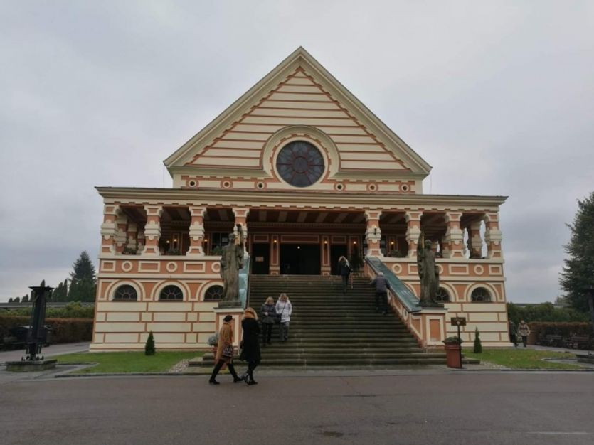 Vznešený palác smrti, jak jej nazval Rudolf Hrušínský v již legendárním Spalovači mrtvol, dovolil veřejnosti nahlédnout do svých tajuplných zákoutí.