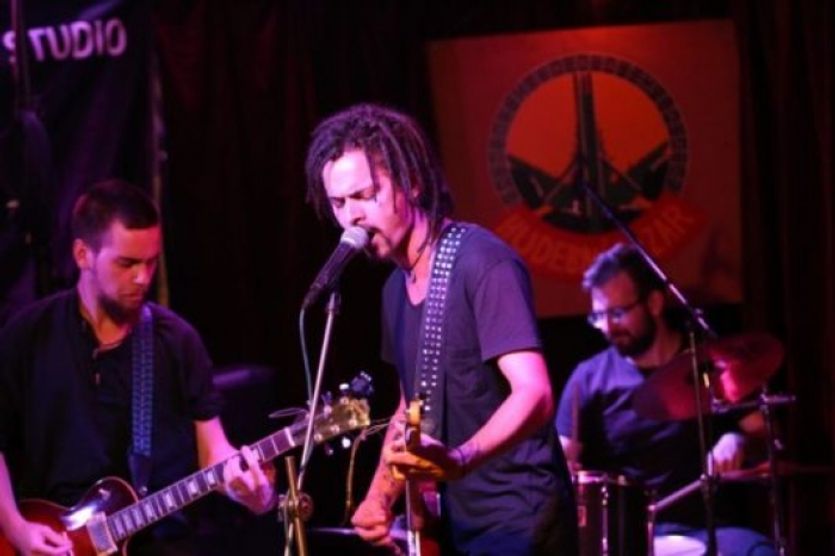 Tomáš Procházka při koncertu kapely