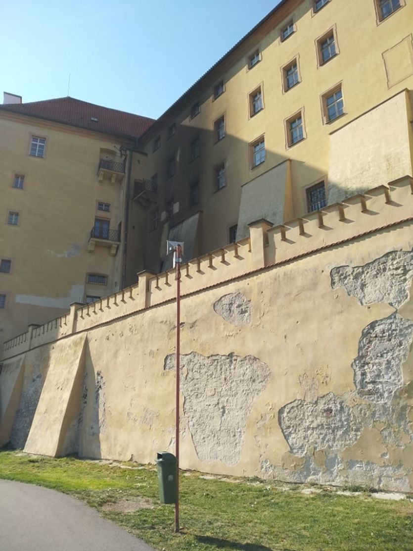 Škody na fasádě zámku viditelné z cyklostezky