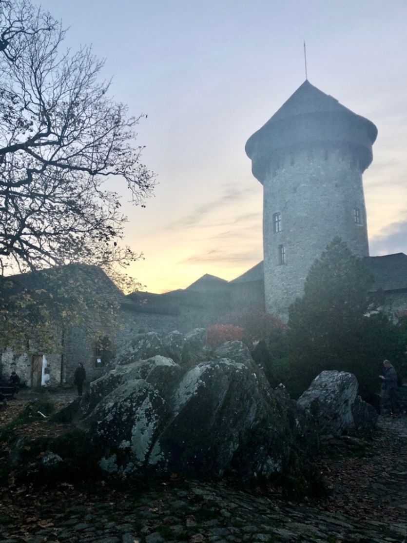 Západ slunce na nádvoří