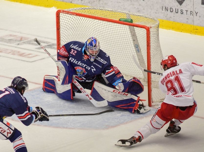 Vítkovický muž zápasu Patrik Bartošák zasahující proti Davidu Ciencialovi