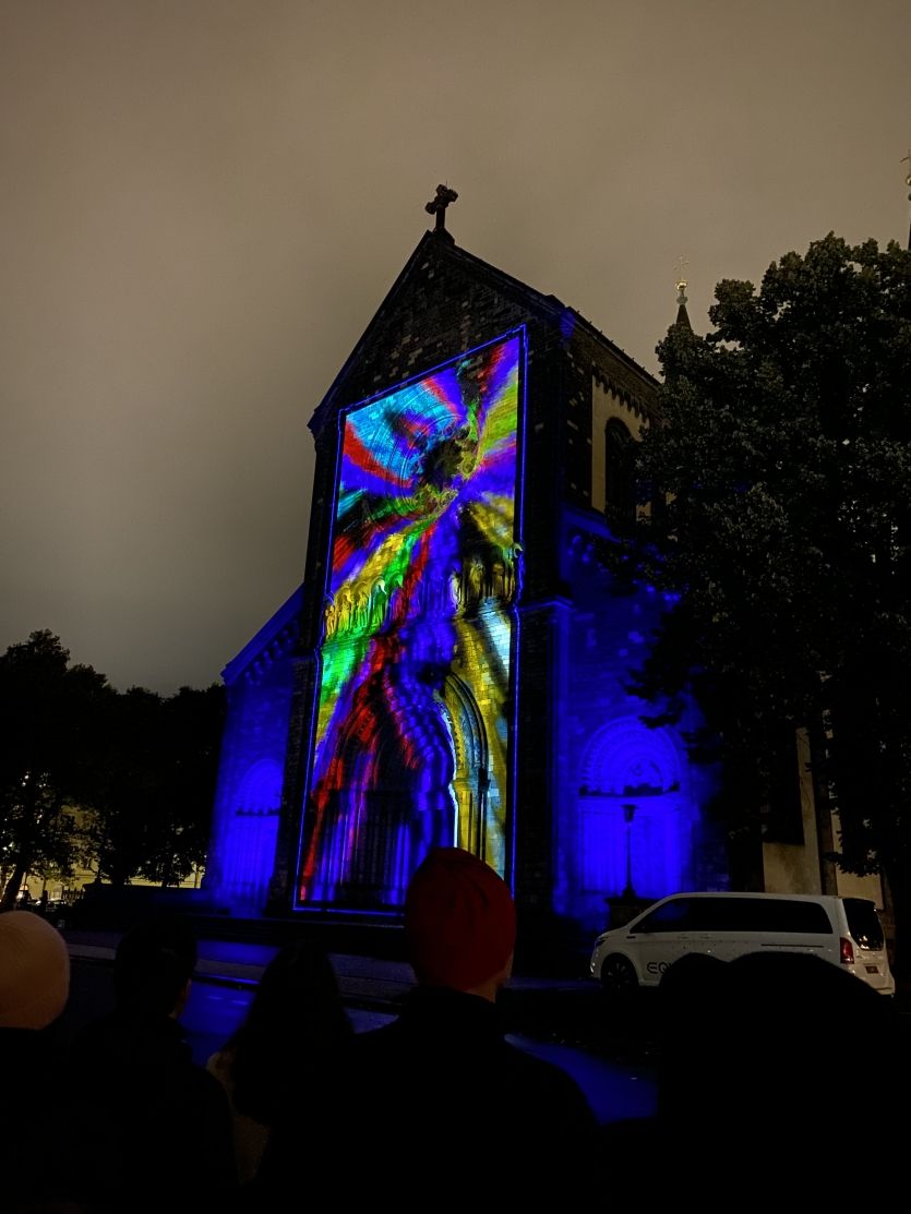 Jednou z instalací bylo ,,The wind&quot; –⁠ promítání na kostel sv. Cyrila a Metoděje na Karlínském náměstí 