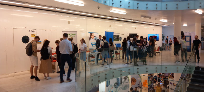 Čilý ruch na patře