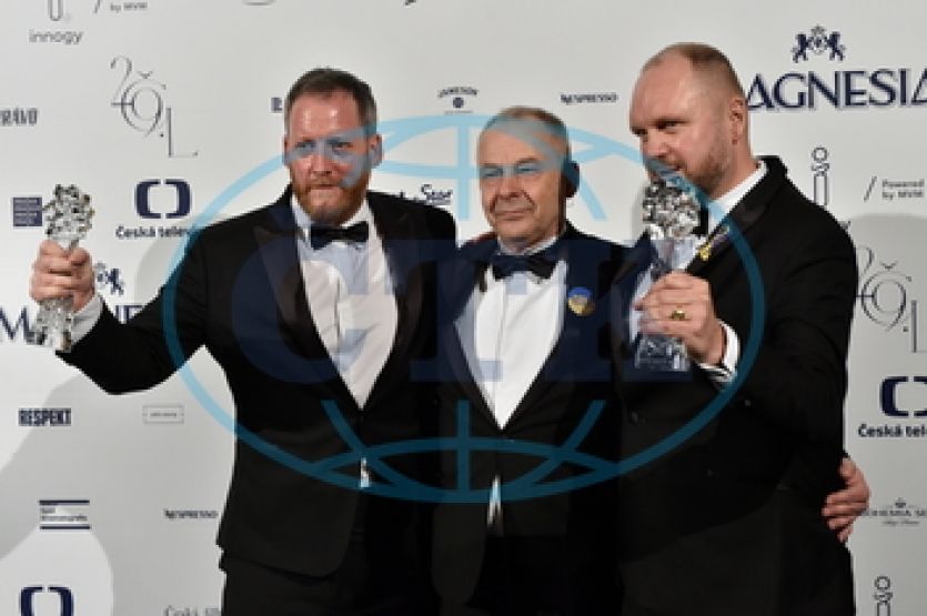 Předávání výročních cen České filmové a televizní akademie (ČFTA) Český lev 2022. Zleva producent Kryštof Mucha, předávající Václav Marhoul a režisér David Ondříček za nejlepší celovečerní hraný film Zátopek.