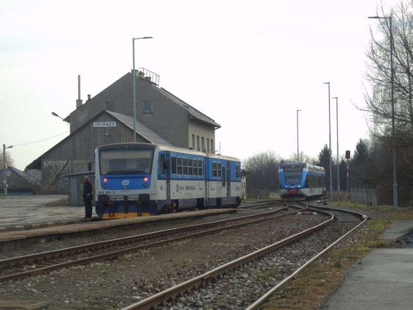 První osobní vlak do Drahanovic, na kterém jela jednotka Stadler GTW, přijíždí do stanice Příkazy.
