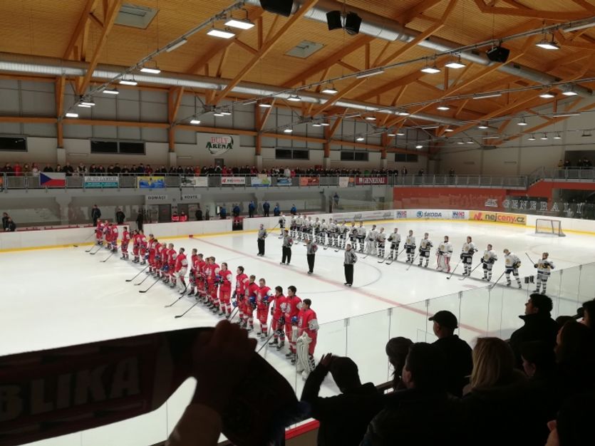 Nastoupení hráči při státních hymnách