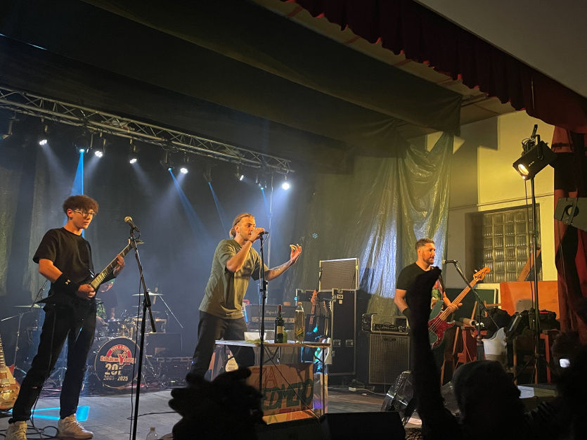 Rozhovor s kapelou: Začínali v garáži a teď hrají se svými vzory, to je Hobití noha