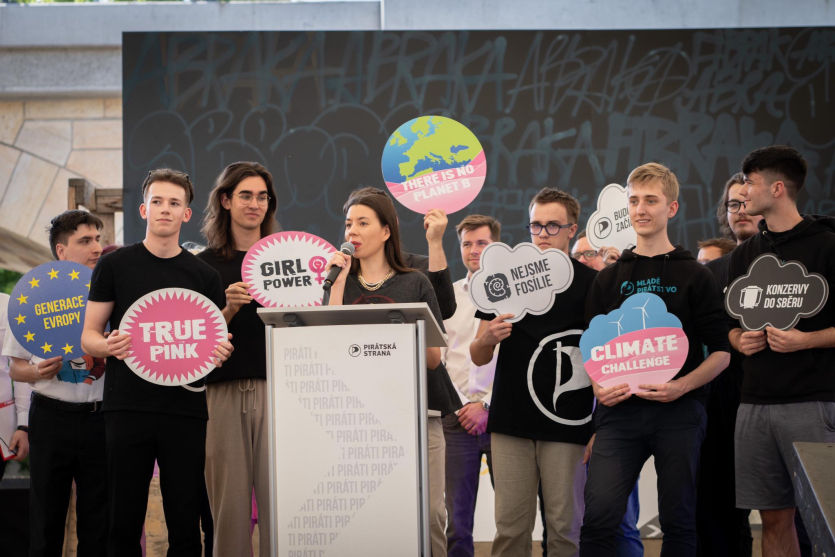 Zájem mladých o politiku lze zvýšit zakládáním mládežnických organizací navázaných na politické strany. Příklad může být Mladé Pirátstvo.