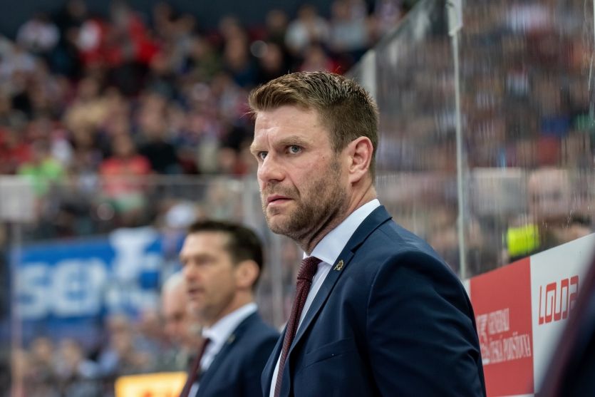 Václav Varaďa na střídačce Třince ve finále extraligy